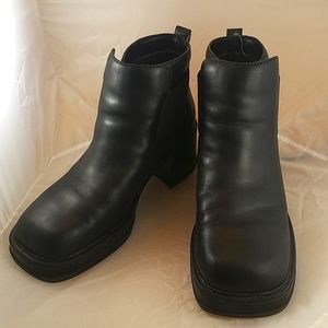 Woman's Size 8 1/2 Sort Black Leather Boots